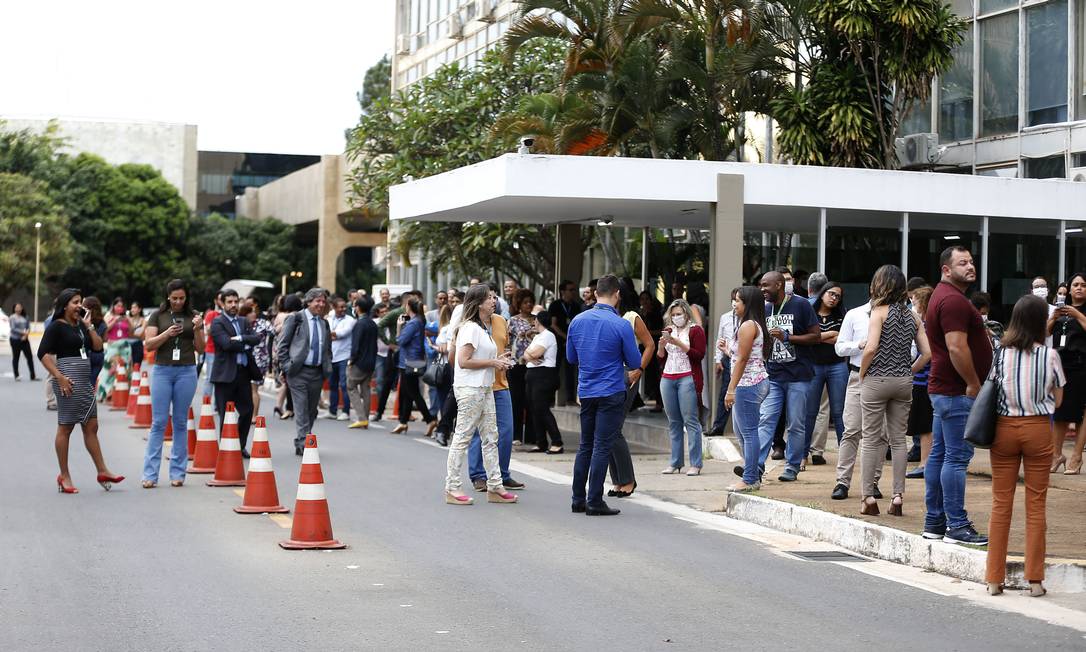 Servidores do Ministério da Saúde aguardam a chegada de Mandetta para prestar homenagem Foto: Jorge William / Agência O Globo