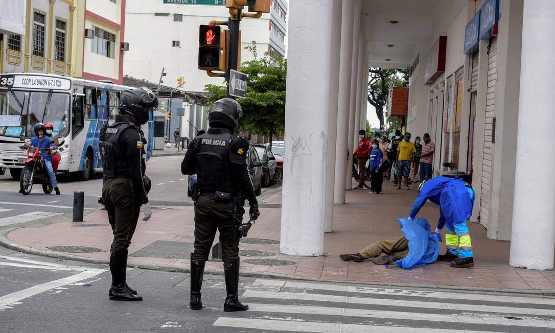 Tragédia. Paramédico cobre corpo de homem morto no centro de Guayaquil, segunda maior cidade do Equador
Foto: Vicente Gaibor del Pino / REUTERS