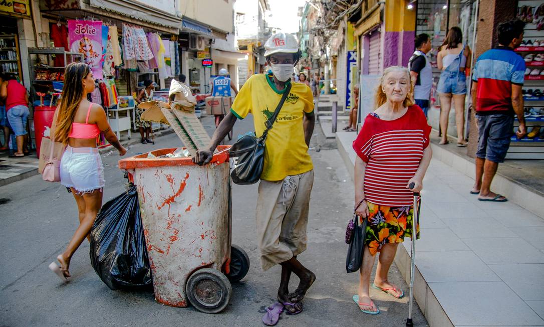 A realidade do Jacarezinho: gente na rua e comércio a todo vapor Foto: Bruno Itan / Parceiro / Agência / bruno itan