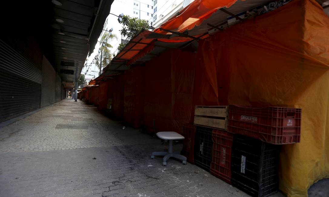 Em Niterói, barracas de vendedores na Rua São Pedro foram fechadas por causa do coronavírus Foto: Fabiano Rocha / Agência O Globo