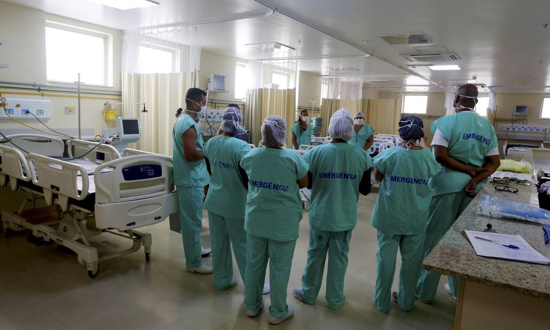 Equipe passa por reunião de treinamento sobre como proceder com pacientes da Covid-19 no Hospital Federal de Bonsucesso Foto: Fabiano Rocha / Agência O Globo
