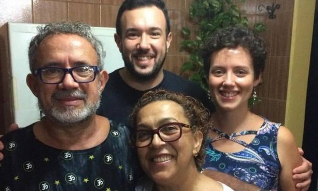 Clóvis junto com os filhos e a esposa: ele morreu aos 62 anos, em 2 de abril Foto: Reprodução