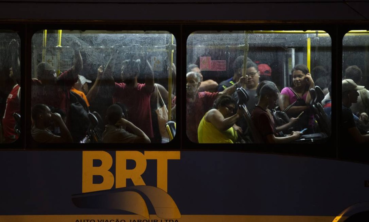 BRT continua circulando com pessoas em pé, apesar da determinação de circular apenas com passageiros sentados Foto: Gabriel Monteiro / Agência O Globo - 06/04/2020