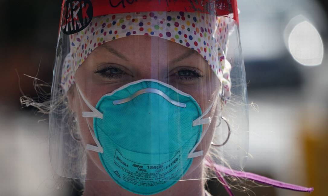 Profissional da saúde participa de protesto por equipamentos de proteção adequados Foto: BRYAN R. SMITH / AFP