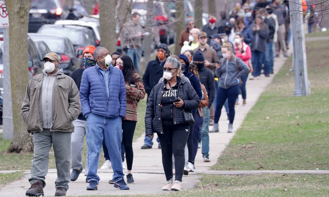 Longas filas e máscaras marcaram as primárias em Milwaukee, Wisconsin, nos Estados Unidos Foto: USA TODAY NETWORK / via REUTERS