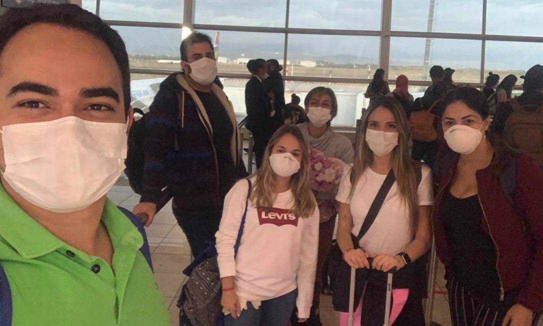Grupo de brasileiros repatriado da África do Sul em voo fretado Foto: Reprodução