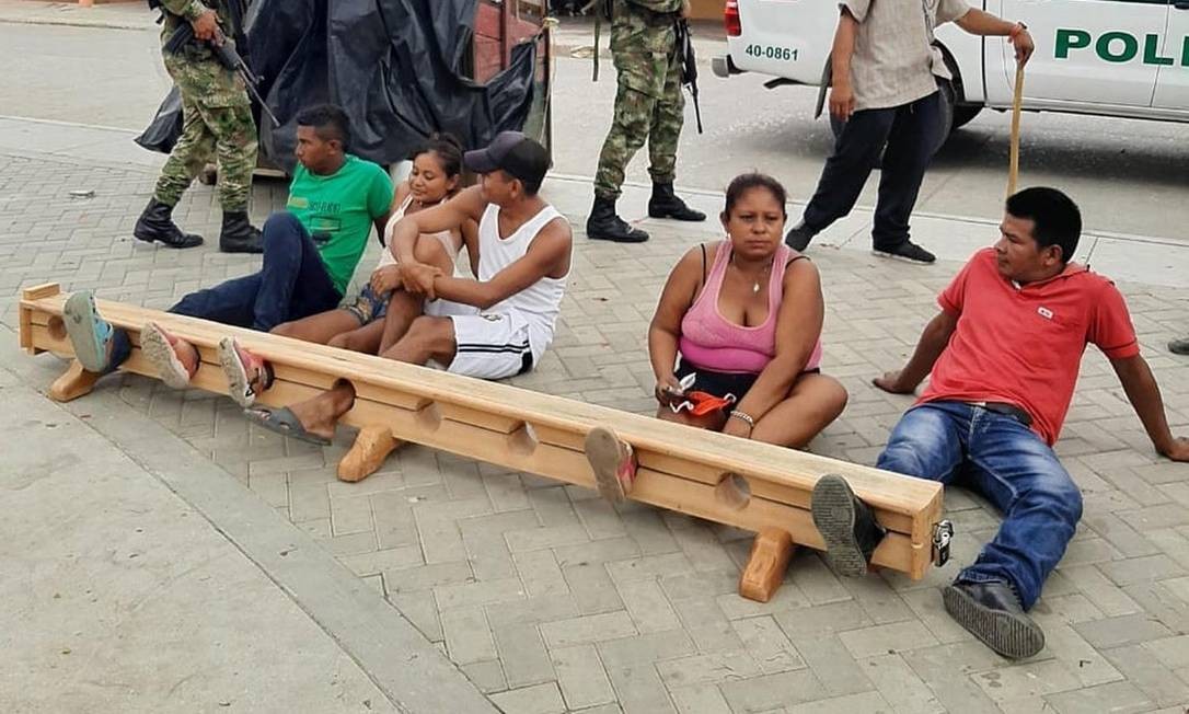 Os moradores de Tuchín que desrespeitaram a quarentena, presos pelos pés Foto: Reprodução