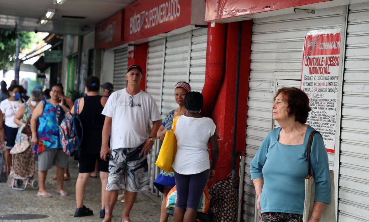 Novo horario de abertura de supermercados causou fila no Extra, à Rua Riacuelo, Bairro de Fatima, na manhã desta terça-feira Foto: Fabio Motta / Agência O Globo