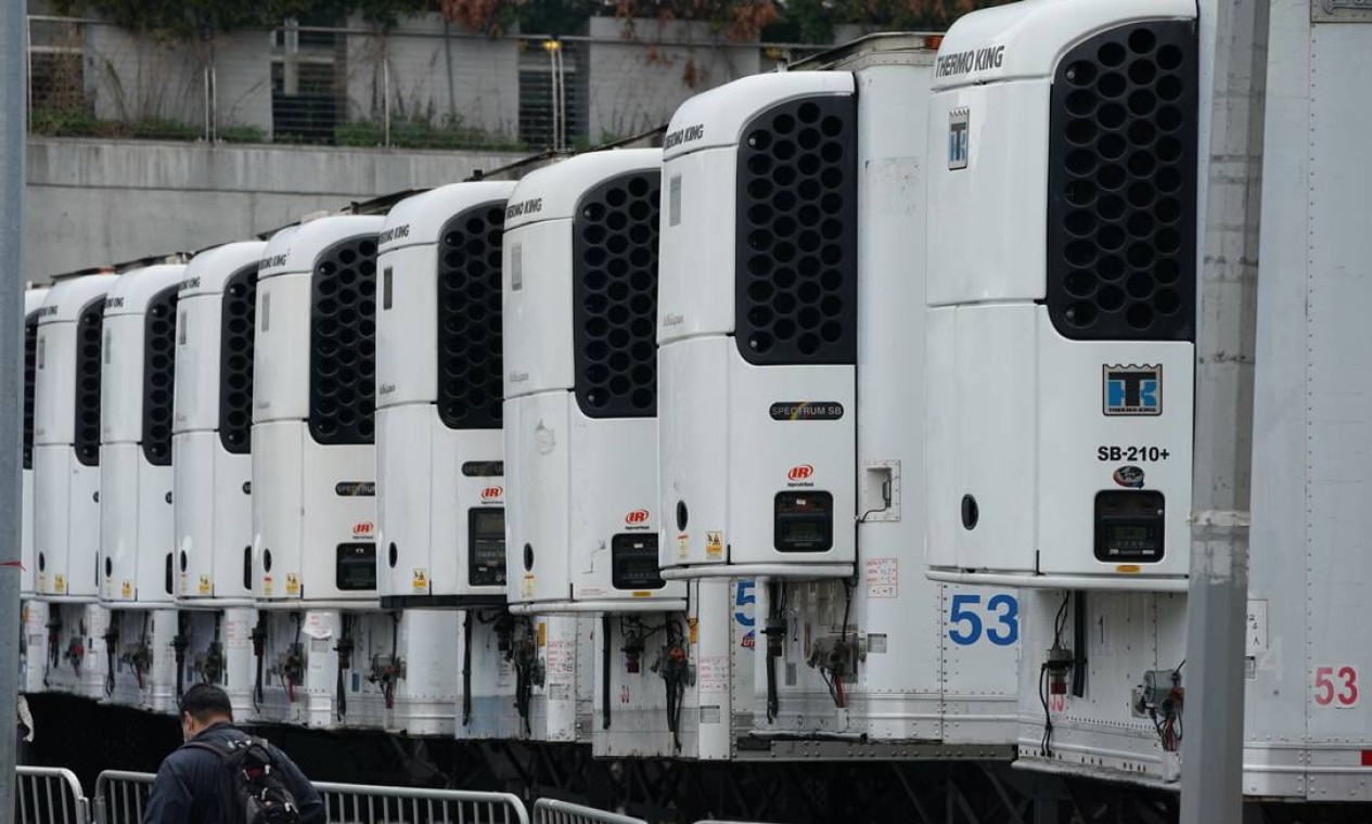 Caminhões de refrigeração usados como necrotério temporário estacionados fora do Hospital Bellevue, em Nova York Foto: BRYAN R. SMITH / AFP