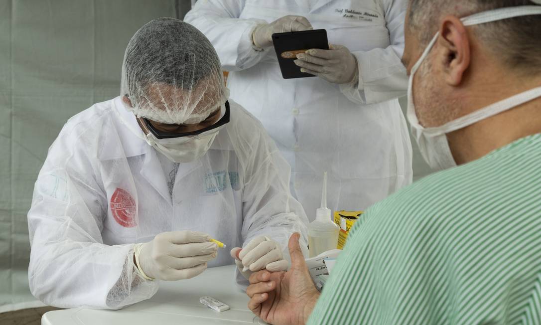 Testes rápidos para profissionais de saúde são aplicados no hospital Ronaldo Gazolla, referência em casos de Covid-19 no Rio. Foto: Leo Martins / Agência O Globo