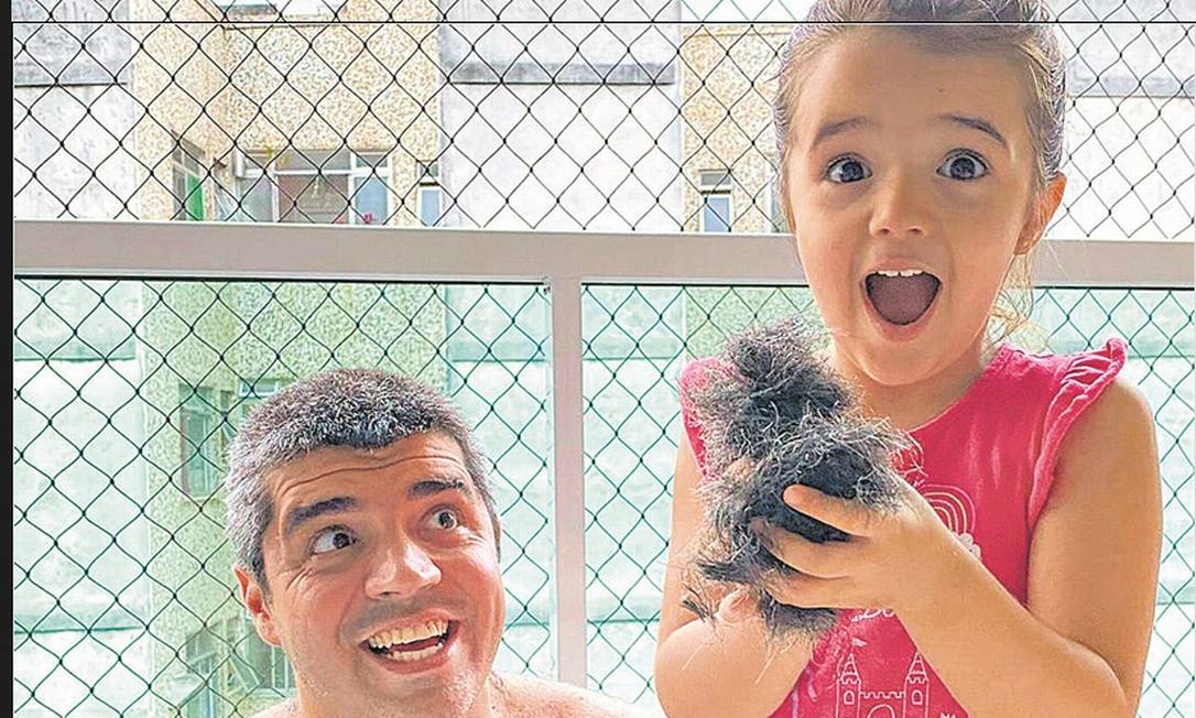 Mirela, de 4 anos, ajudou o pai a aparar o cabelo Foto: Arquivo pessoal