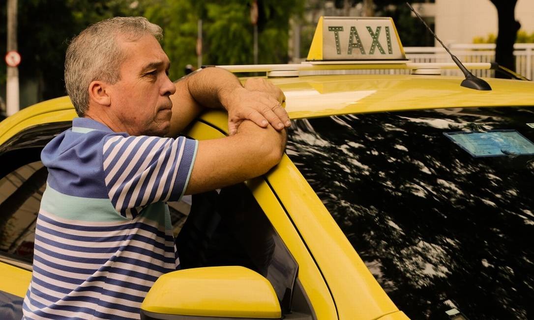 O taxista Roberto Damasceno: dificuldades financeiras. Foto: Marcelo Rgua / Agncia O Globo
