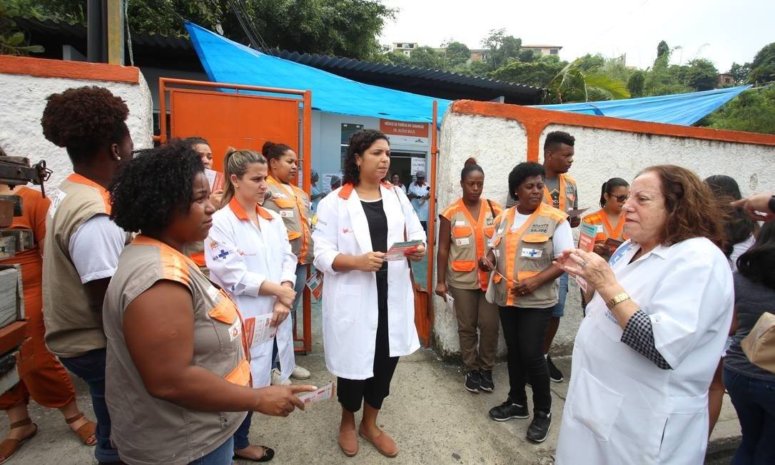 Profissionais da saúde durante entrega de kits de limpeza a moradores do Caramujo, em ação voltada ao combate à propagação do coronavírus em Niterói Foto: Luciana Carneiro / Divulgação
