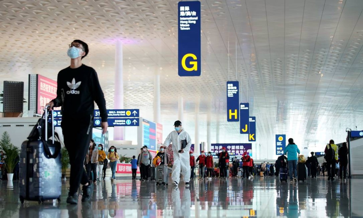 Viajantes são vistos no Aeroporto Internacional Wuhan Tianhe depois que as restrições de viagem para deixar Wuhan, capital da província de Hubei e epicentro da epidemia na China Foto: ALY SONG / REUTERS