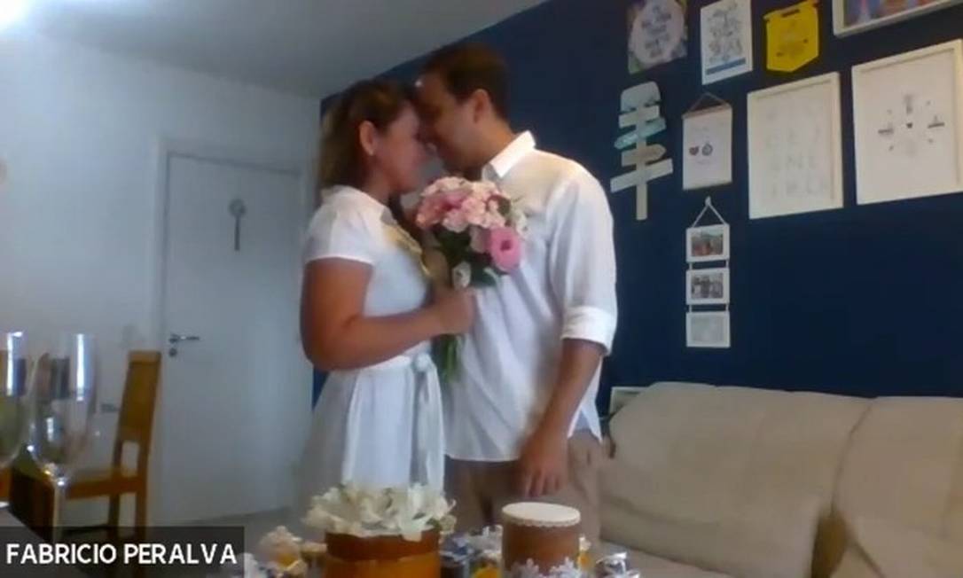 Ana e Fabricio tiveram que adiar o casamento por conta da pandemia do novo coronavírus, mas a data marcada para a celebração não passou em branco Foto: Reprodução/Instagram