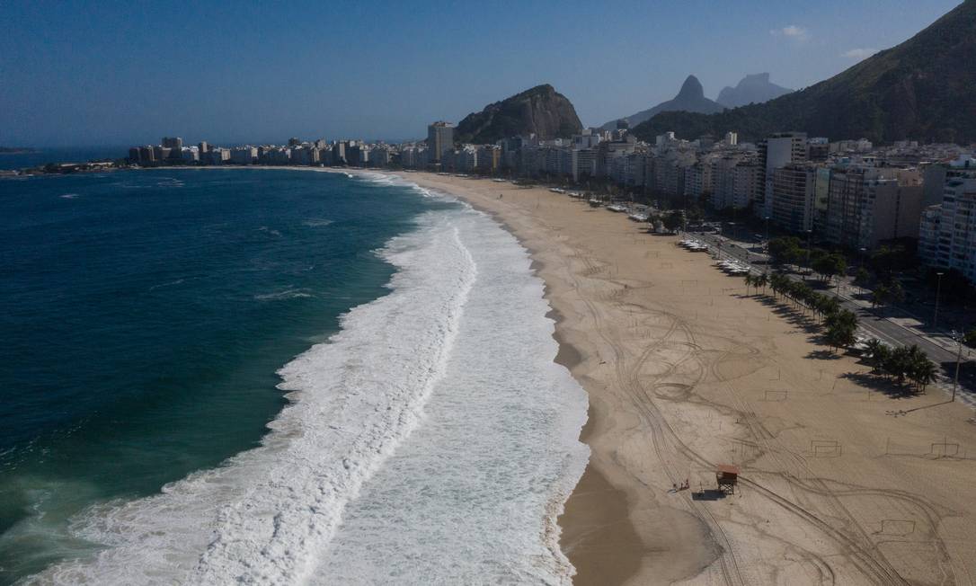 Praia de Copacabana vazia durante quarentena devido à pandemia Foto: Brenno Carvalho / Agência O Globo