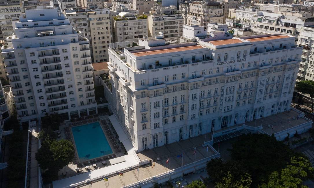 Imagem aérea do hotel Copacabana Palace, que ficará sem receber hóspedes até, pelo menos, final de maioFoto: Brenno Carvalho / Agência O Globo