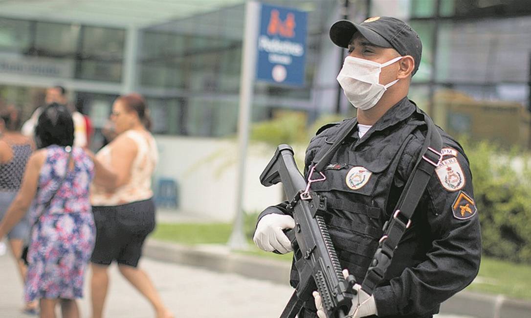 PM usa máscara e luvas durante patrulhamento em Niterói: corporação também precisa de álcool em gel
Foto: Agência O Globo