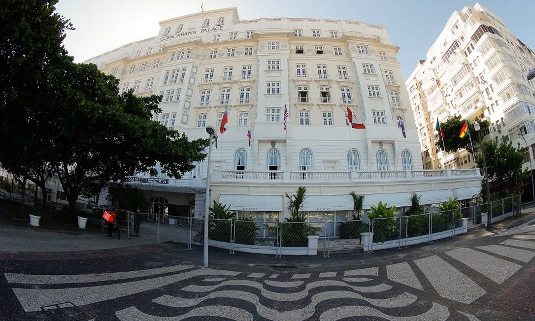 Entrada do Copacabana Palace protegida por grades Foto: Roberto Moreyra / Agência O Globo