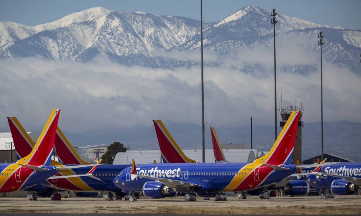 Com as montanhas da Califórnia ao fundo, aviões da Southwest Airlines esperam pela hora de voltarem a voar no Southern California Logistics Airport, em Victorville Foto: David McNew / Getty Images/AFP