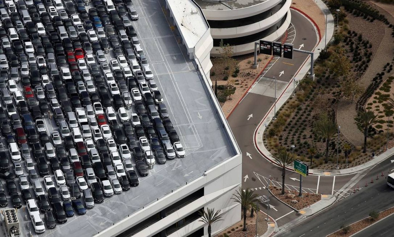Sem viajantes, carros de empresas de locação de veículos se acumulam no estacionamento do San Diego International Airport Foto: Sean M. Haffey / AFP