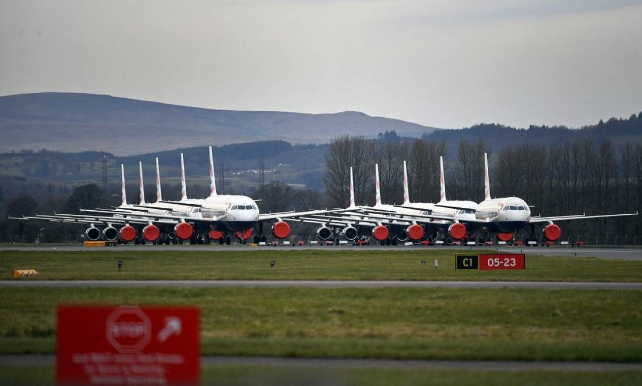 As restrições de viagens também provocaram um acúmulo de aviões da British Airways no aeroporto de Glasgow, na Escócia Foto: Andy Buchanan / AFP