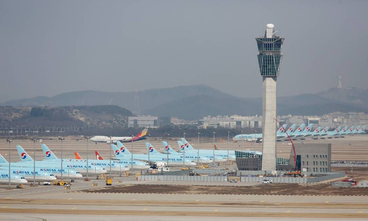 A Coreia do Sul foi um dos primeiros países atingidos pelo novo coronavírus em grandes proporções, e até agora as pistas do aeroporto internacional de Incheon continuam lotados de aviões parados da Korean Air Foto: Heo Ran / Reuters