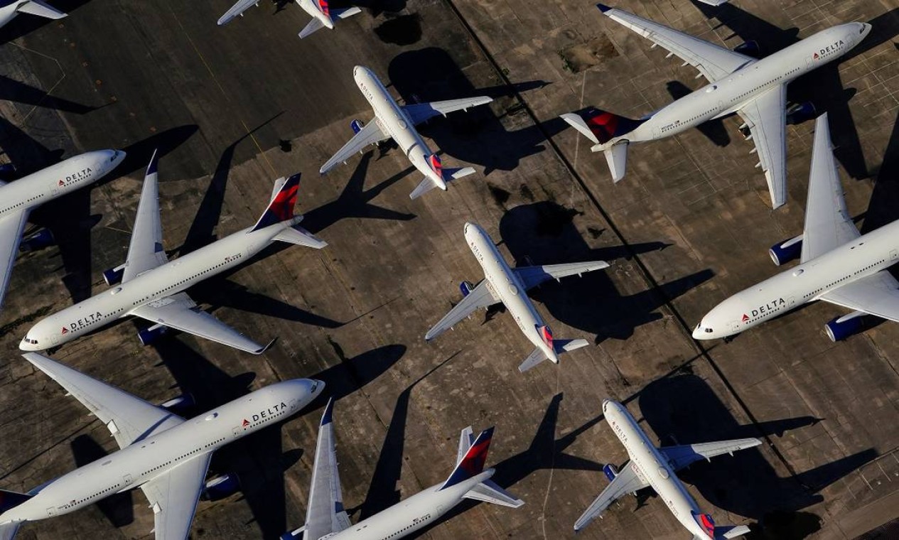 Aviões da Delta estacionados no pátio do aeroporto internacional de Birmingham-Shuttlesworth, no Alabama Foto: Elijah Nouvelage / Reuters