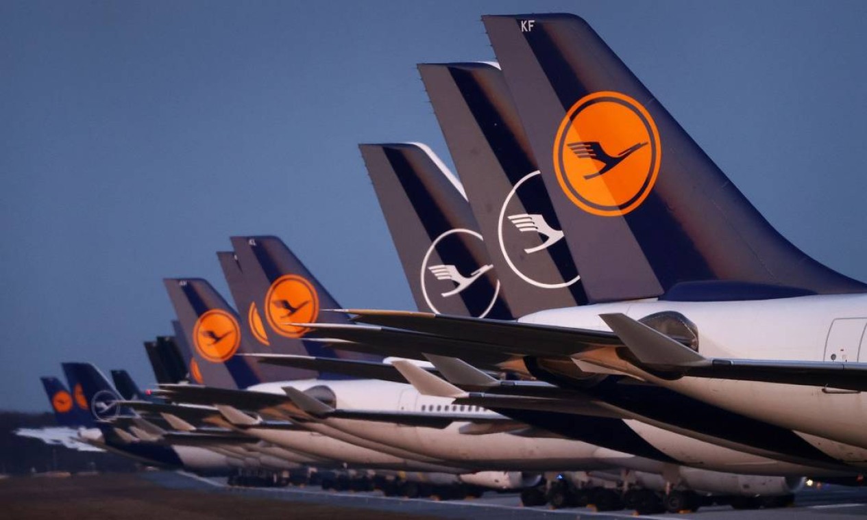 No aeroporto de Frankfurt, na Alemanha, os aviões da Lufthansa estão parados a espera da retomada das viagens aéreas Foto: Kai Pfaffenbach / Reuters
