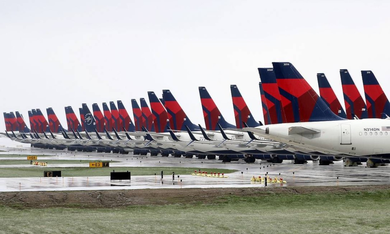 No aeroporto internacional de Kansas City, no Missouri, também há muitos aviões enfileirados esperando a normalização do setor aéreo Foto: Jamie Squire / Getty Images/AFP