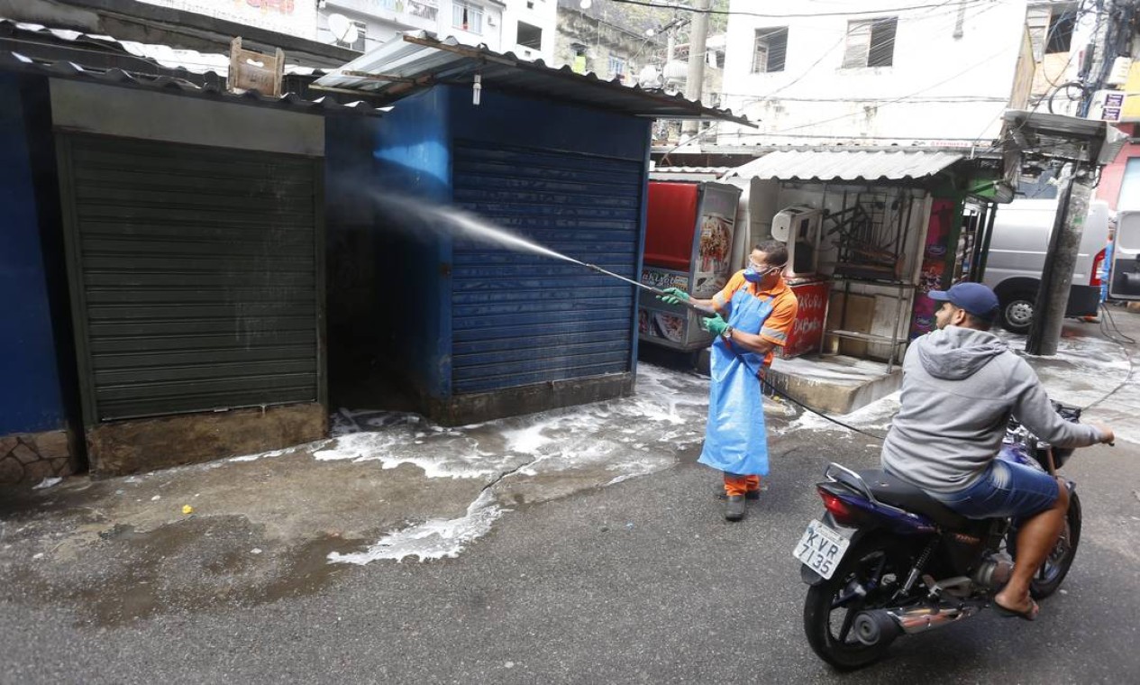 Higienização na Rocinha acontece em meio às críticas à atuação da prefeitura no combate ao coronavírus na comunidade Foto: Fabiano Rocha / Agência O Globo