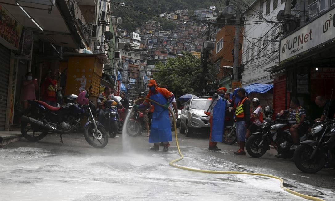 Comlurb faz trabalho de higienização na Rocinha Foto: FABIANO ROCHA / Agência O Globo