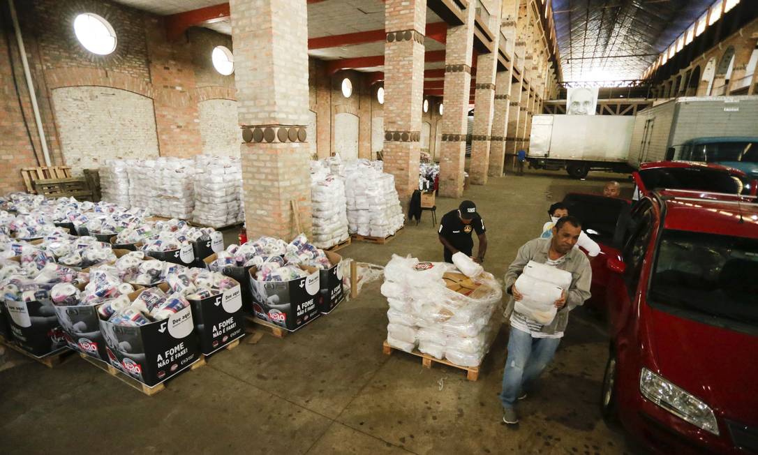 Comitês embarcam doações para levar para as comunidades Foto: Gabriel de Paiva / Agência O Globo