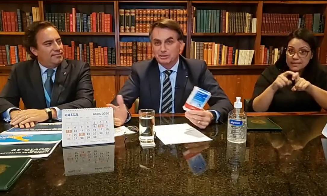 Ao lado de Pedro Guimarães, Bolsonaro exibiu caixa de medicamento à base de cloroquina Foto: Reprodução