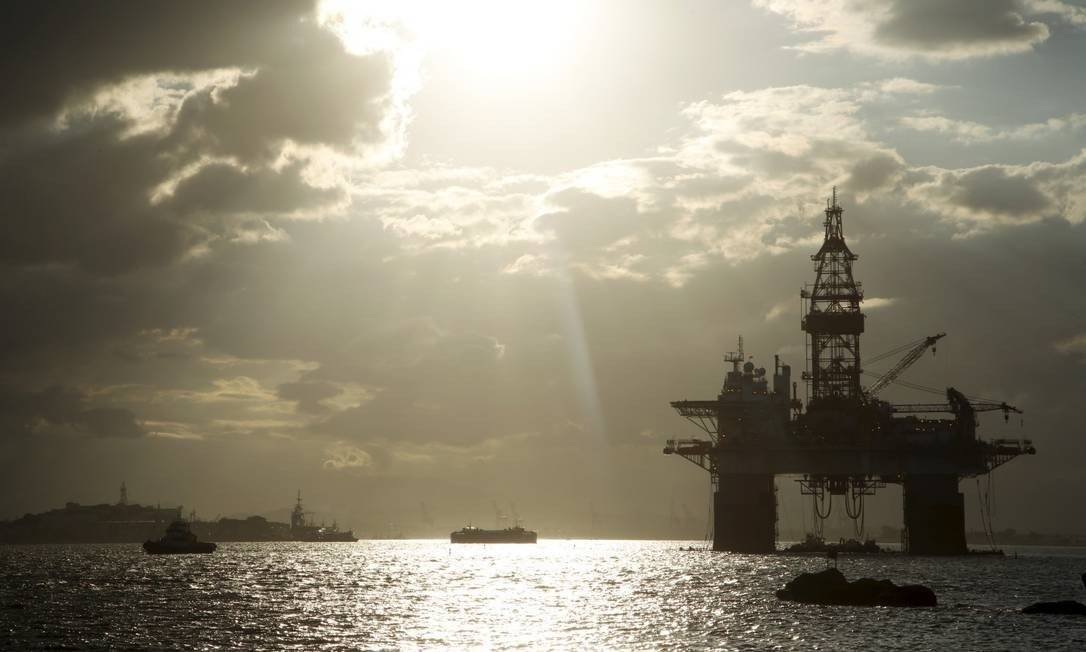 Plataforma de petróleo na costa do Rio: Petrobras já vem cortando produção Foto: Fábio Guimarães / Fábio Guimarães/Arquivo