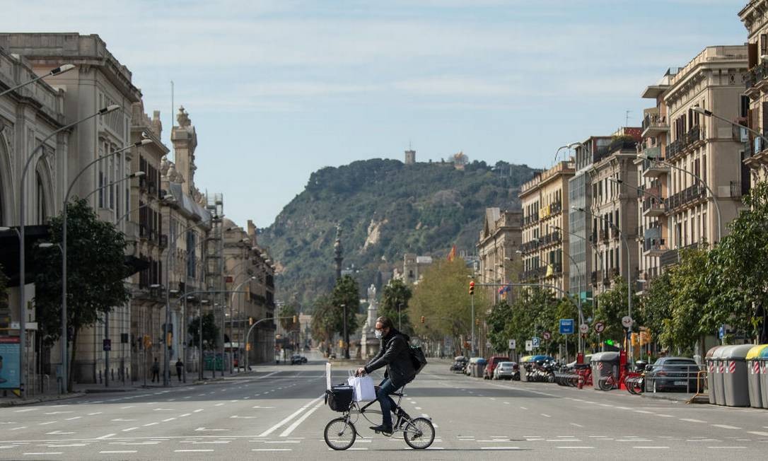 Em Barcelona, na Espanha, população também optou por isolamento diante de propagação do vírus Foto: David Ramos / Getty Images