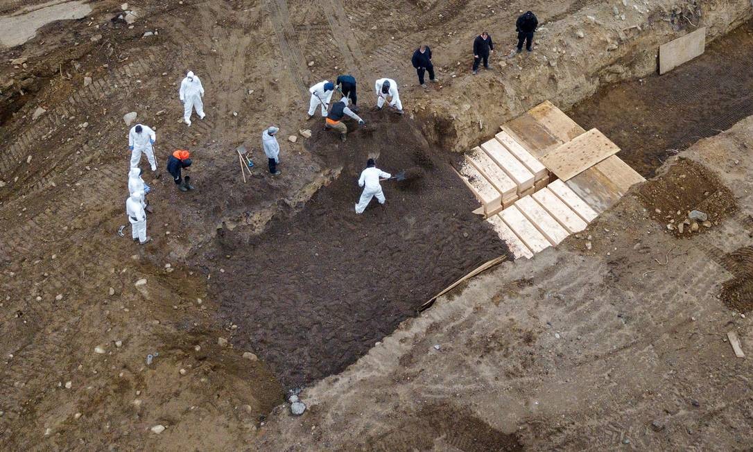  Vala comum na Ilha Hart, na cidade de Nova York: cidade é a mais atingida pelo coronavírus Foto: LUCAS JACKSON / REUTERS