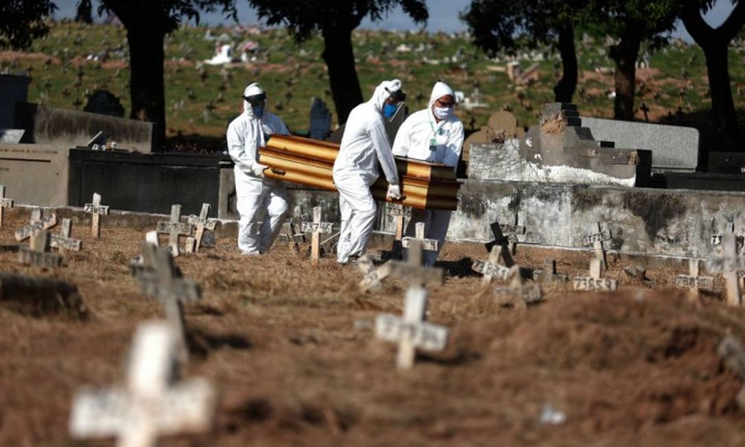 Nos cemitérios, coveiros com medo de serem infectados e enterros com poucos familiares Foto: Fábio Motta / Agência O Globo