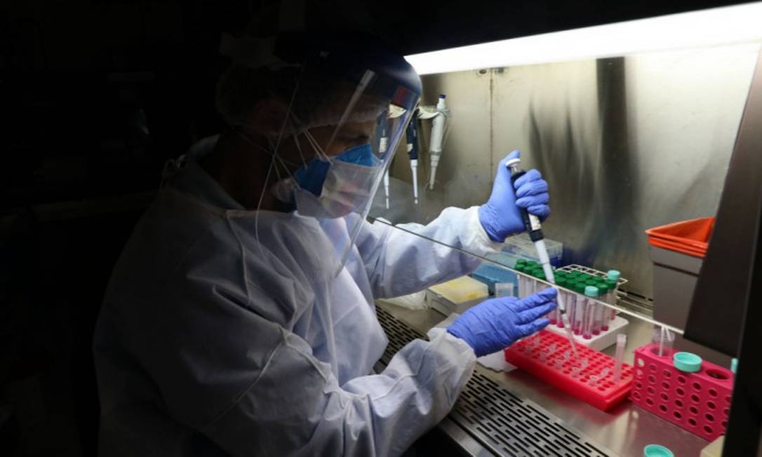 Os laboratórios responsáveis pelos testes da Covid-19 também continuam fazendo testes de outras doenças Foto: Fabio Motta / Agência O Globo