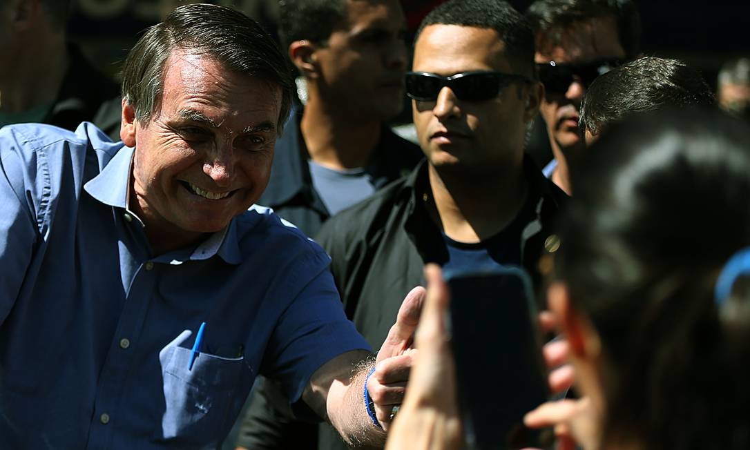 President Jair Bolsonaro leaves the Palácio da Alvorada, visits the HFA Hospital, then goes to a Rosário pharmacy and a building in the southwest, in Brasilia.  This was not the first time that Bolsonaro caused crowds at street bakeries.  During a visit to a bakery, he not only met with supporters but also consumed food inside the establishment, which is no longer allowed Photo: Jorge William / Agência O Globo - 04/14/2020