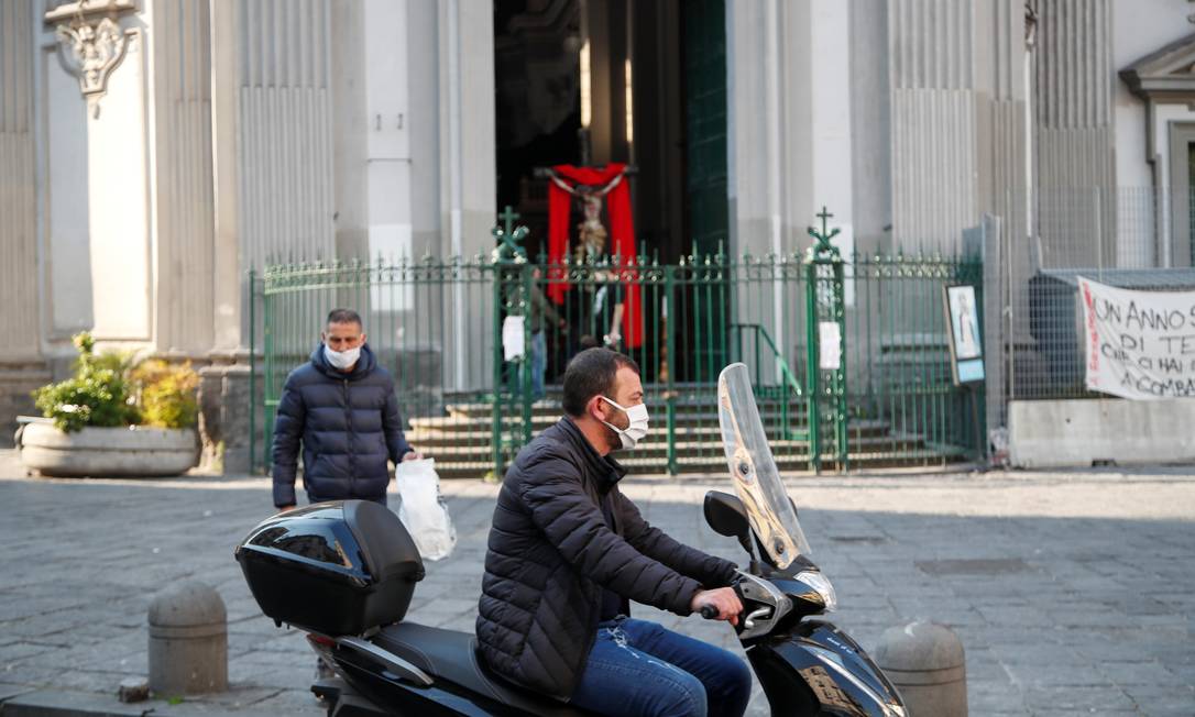 Homem anda de moto em Nápoles nesta Sexta-feira Santa Foto: CIRO DE LUCA / REUTERS/10-04-2020