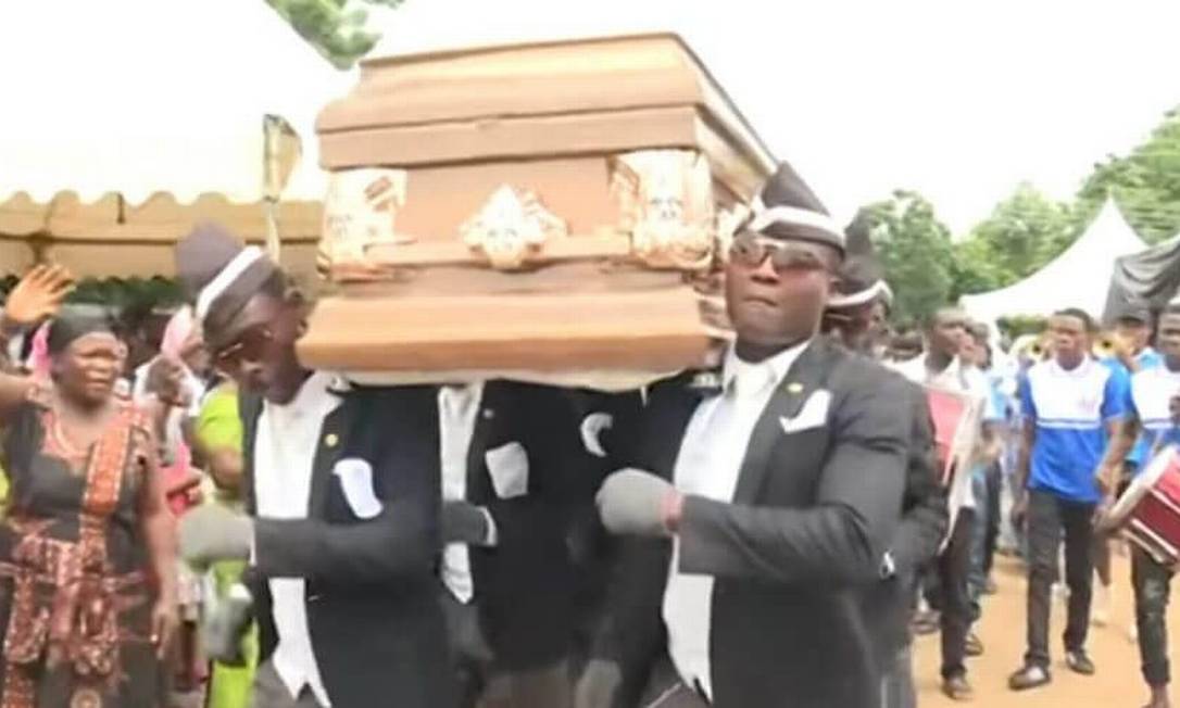 Funeral em Gana registrado pela BBC em 2017, que deu origem ao 'meme do caixão' Foto: Reprodução