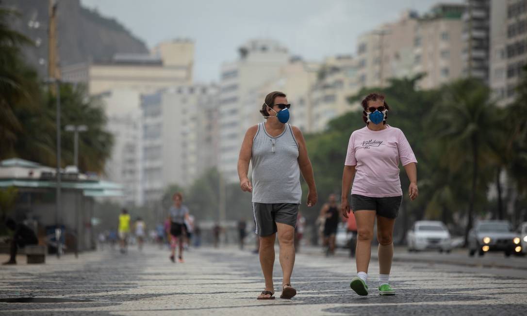 Copacabana cheia nesta Sexta-feira Santa: bairro lidera ranking negativo de número de mortes pela Covid-19 Foto: Brenno Carvalho / Agência O Globo