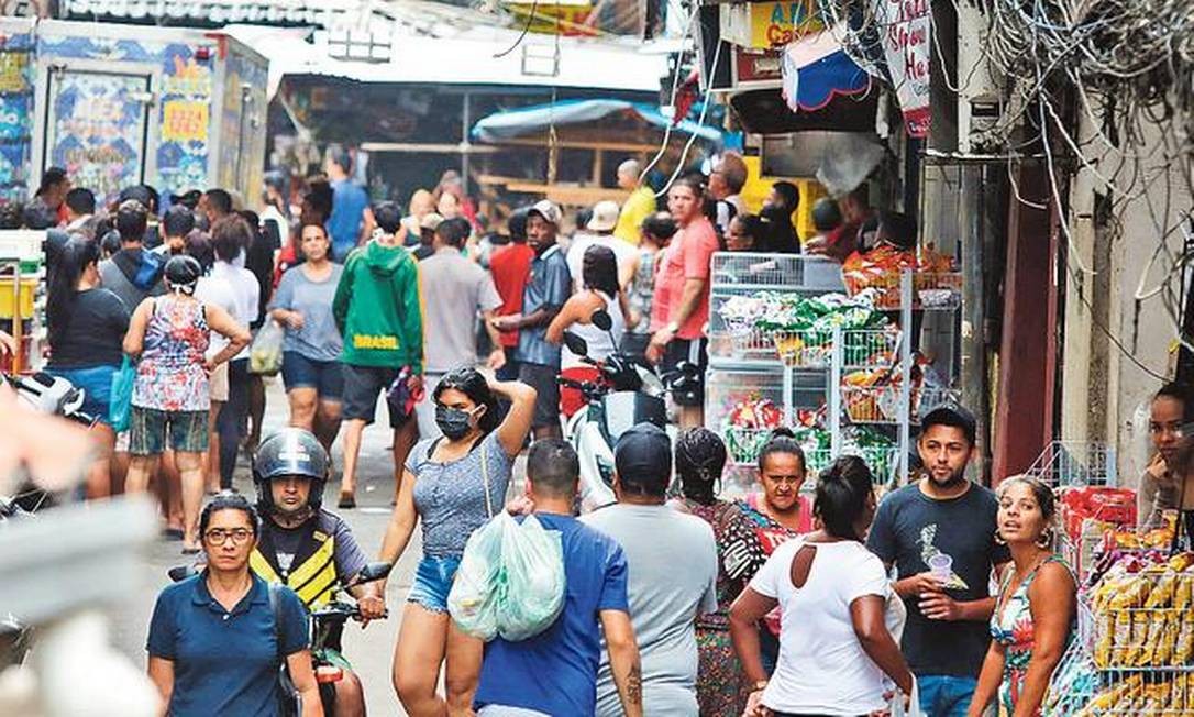 Aglomeração no Largo do Boiadeiro, na comunidade da Rocinha: na Sexta-Feira Santa, comércio funcionou a todo vapor em boa parte da favela, assim como no Complexo do Alemão Foto: Fábio Motta / Agência O GLOBO