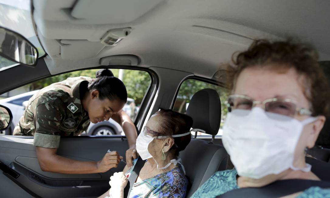 Militar aplica vacina contra a gripe na campanha que imunizou 8,7 milhões de idosos em uma semana Foto: Márcia Foletto / Agência O Globo