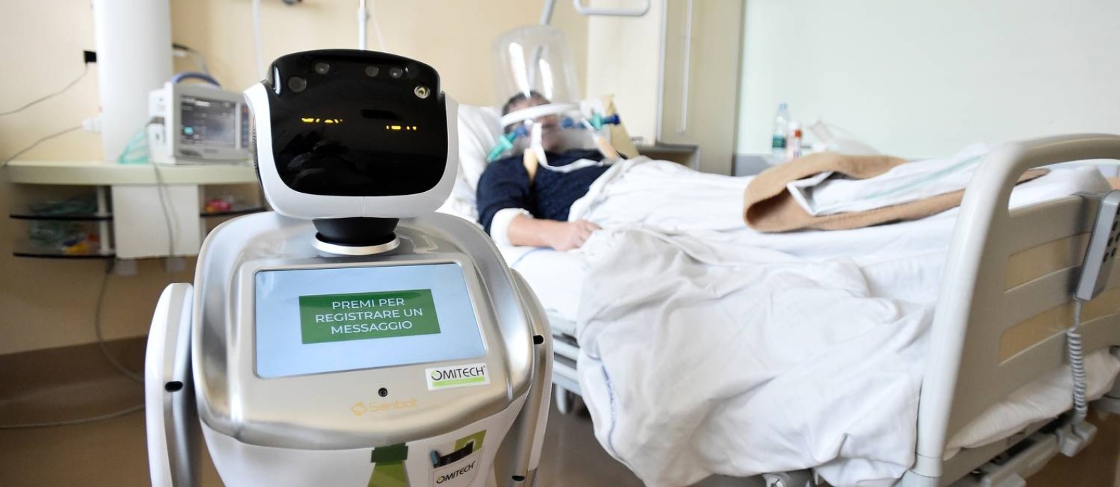 O hospital Circolo di Varese, na Itália, está usando robôs para monitorar pacientes internados como forma de proteção aos profissionais de saúde Foto: FLAVIO LO SCALZO / REUTERS