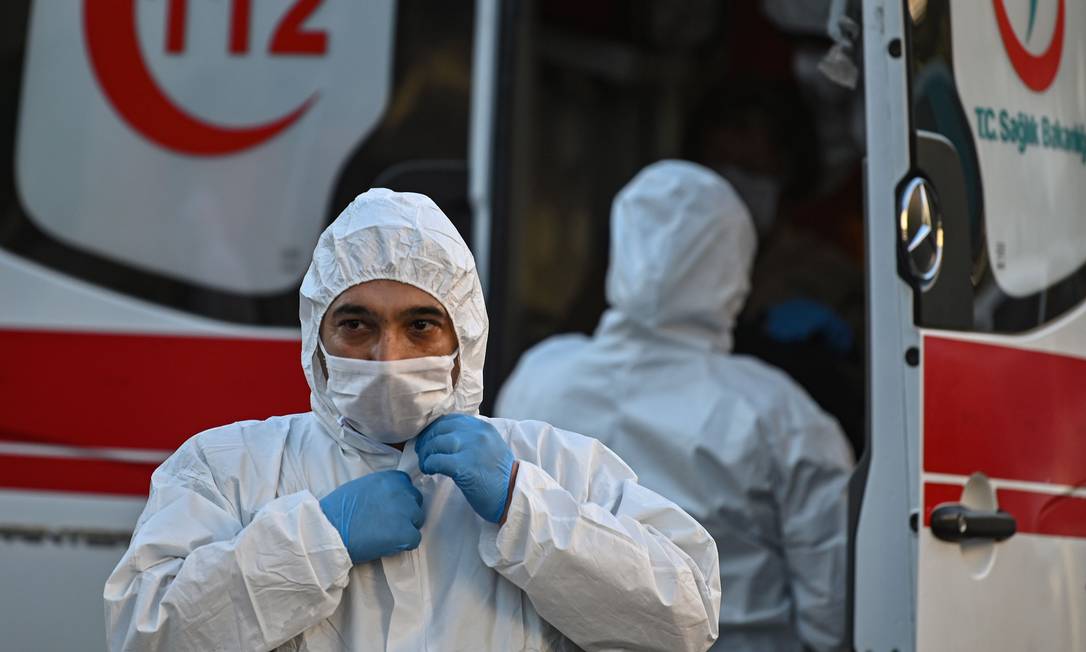 Socorrista prepara-se para atender pacientes com coronavírus Foto: OZAN KOSE/AFP