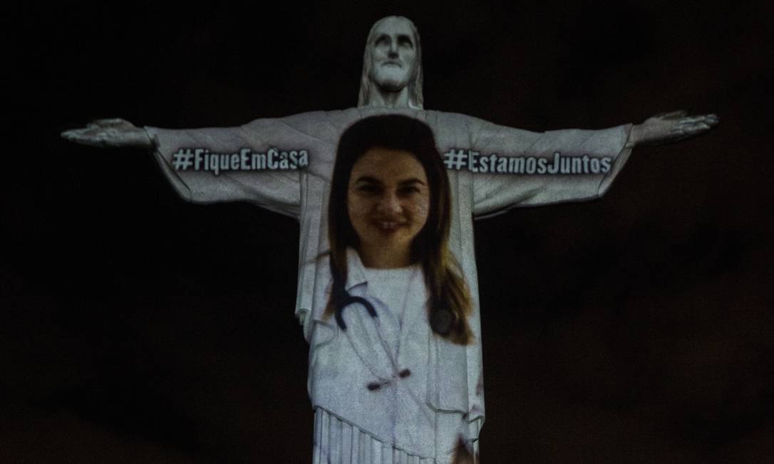 Imagens de profissionais da saúde foram projetadas no monumento ao Cristo Redentor, no Rio de Janeiro na noite deste domingo Foto: Alexandre Cassiano / Agência O Globo