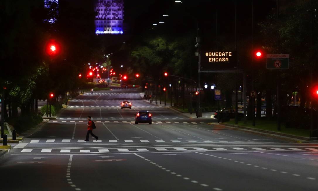 Ruas de Buenos Aires vazias após o presidente Alberto Fernández prorrogar a quarentena Foto: MATIAS BAGLIETTO / REUTERS / 10-04-2020