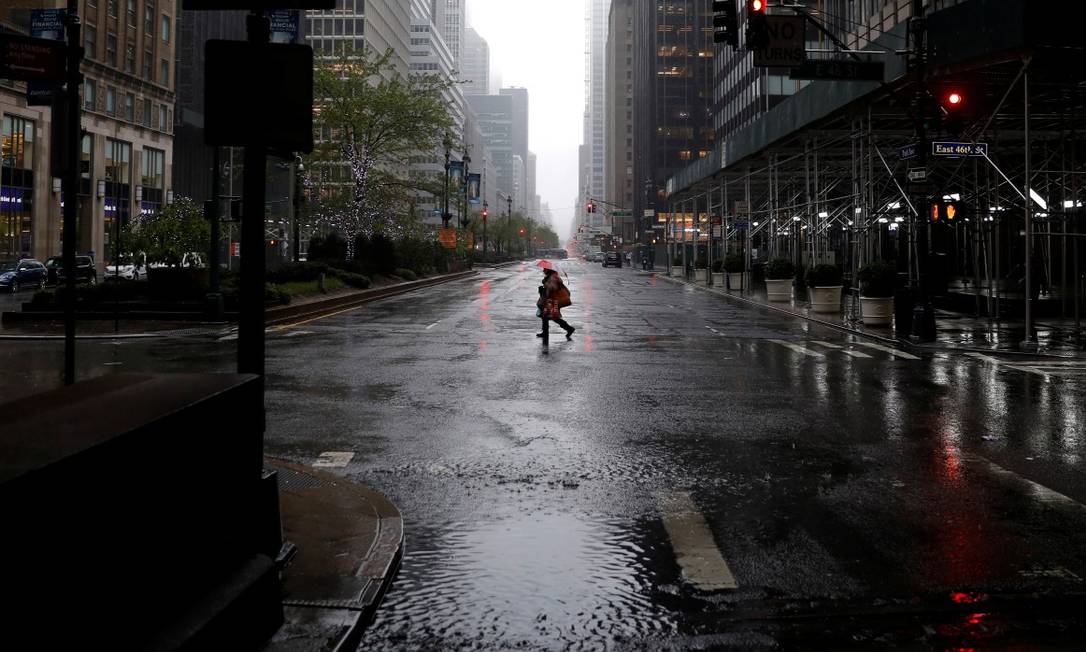 Pedestre atravessa a Park Avenue, tradicionalmente movimentada avenida de Manhattan Foto: MIKE SEGAR / REUTERS